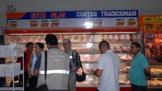 Fiscais da Prefeitura de Manaus fiscalizam frigoríficos de supermercados, mas nada de irregular é encontrado