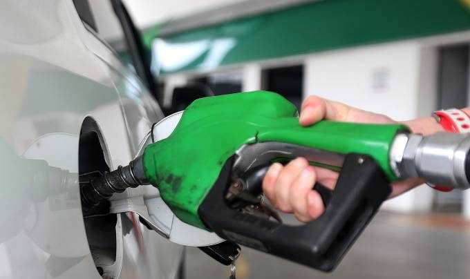 Governo estuda subir tributo da gasolina para ampliar receita