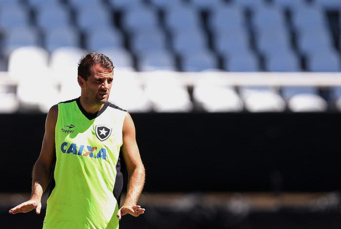 Fim da linha! Montillo pendura as chuteiras após rescisão com o Botafogo