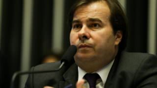 Rodrigo Maia admite suspender recesso para votar eventual denúncia contra Temer