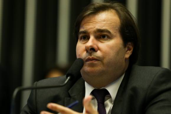 Rodrigo Maia admite suspender recesso para votar eventual denúncia contra Temer