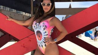 De maiô cavado, Viviane Araújo mostra corpão em suas férias nos EUA
