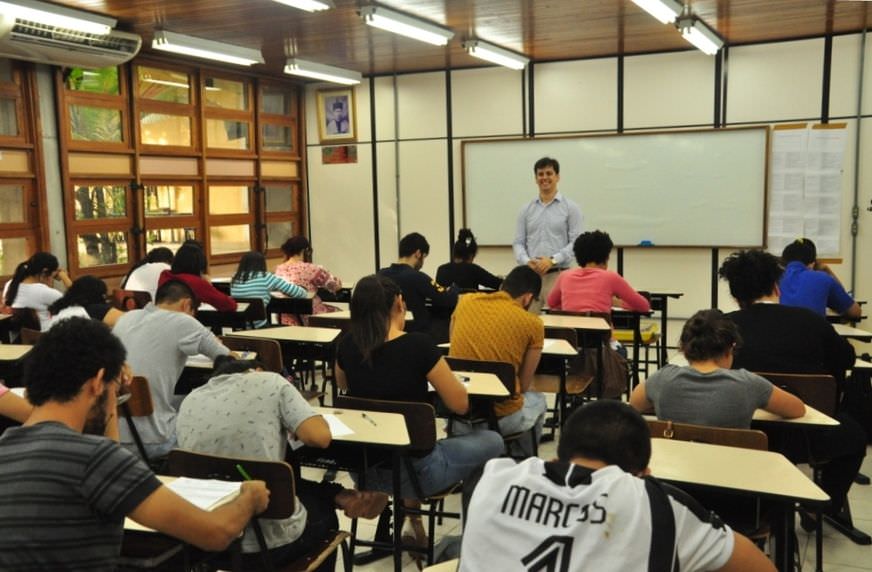 Ufam lança concurso para professores com salário de até R$ 9 mil