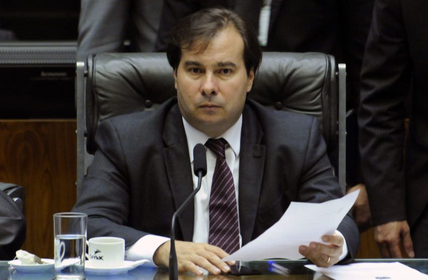 Brecha no regimento interno da câmara trava 24 pedidos de impeachment