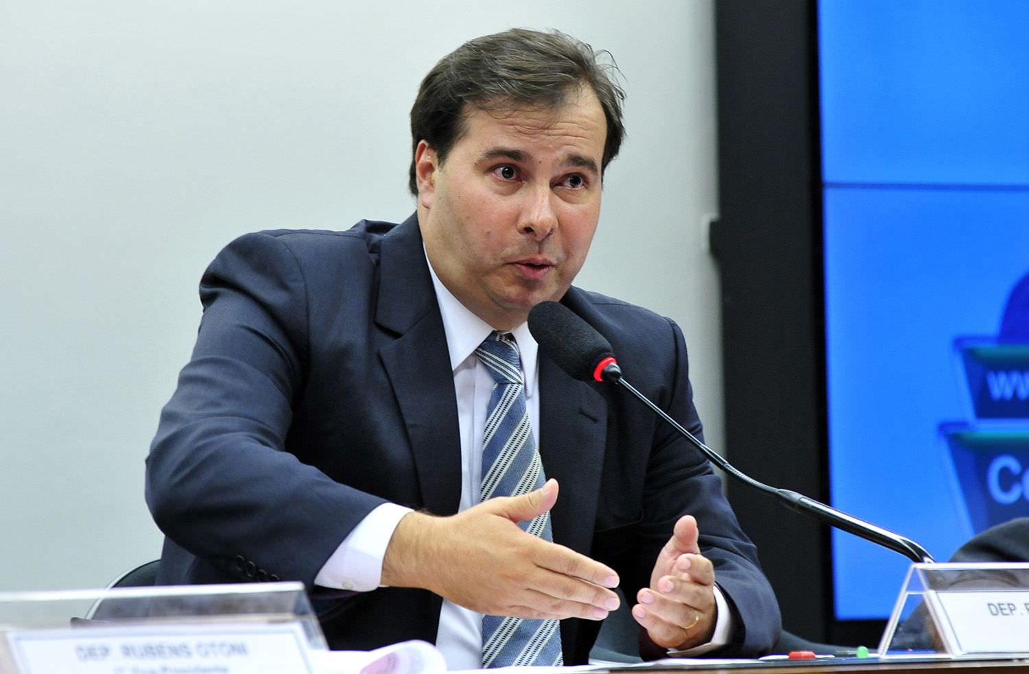 Para Rodrigo Maia, é preciso votar rapidamente denúncia contra Temer