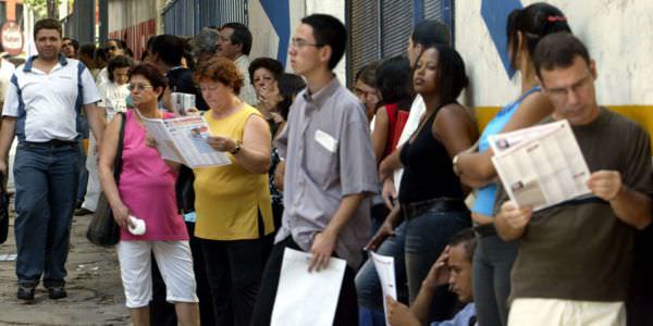 IBGE: desemprego cai para 13,7% no trimestre encerrado em julho