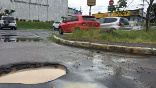 Buracos existem até no estacionamento da sede da Prefeitura de Manaus