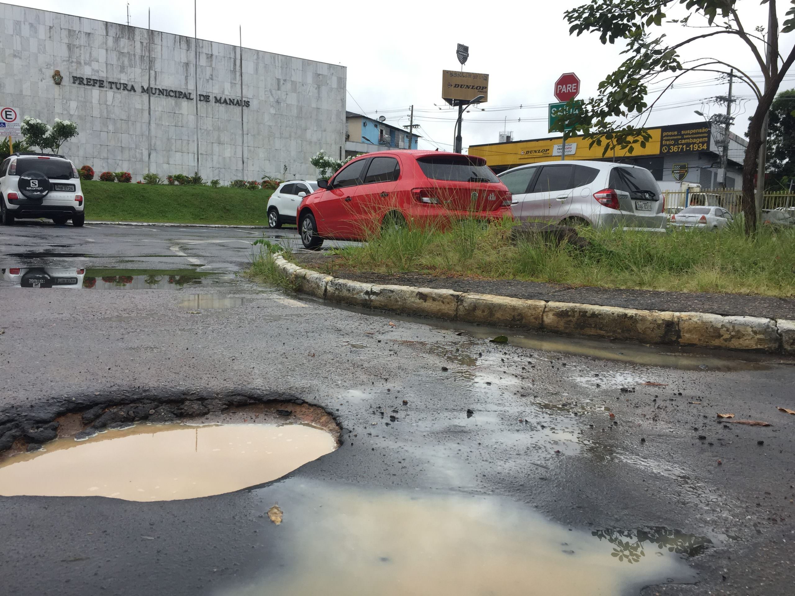 Buracos existem até no estacionamento da sede da Prefeitura de Manaus