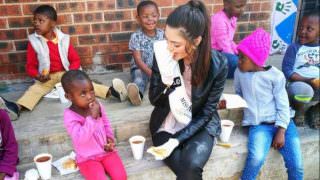 Orfanato defende miss criticada por usar luva em ação de caridade