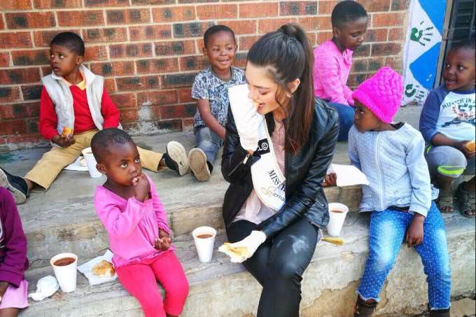 Orfanato defende miss criticada por usar luva em ação de caridade