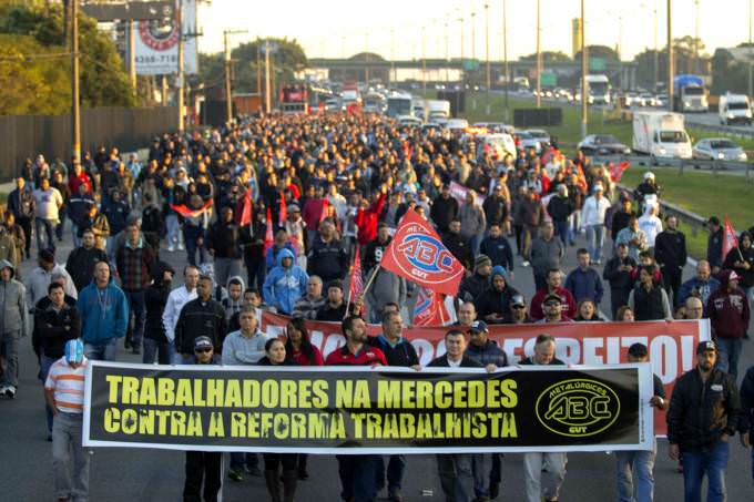 Participam do ato trabalhadores das montadoras Volkswagen, Ford, Scania e Mercedes-Benz (Marcelo Gonçalves/Sigmapress/Folhapress) Metalúrgicos protestam contra a reforma trabalhista na Anchieta