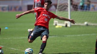 Lateral-direito volta de empréstimo e briga por vaga no time do Flamengo
