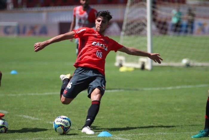 Lateral-direito volta de empréstimo e briga por vaga no time do Flamengo