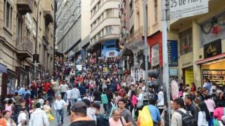 Taxa de desemprego cai para 13% no primeiro recuo desde 2014