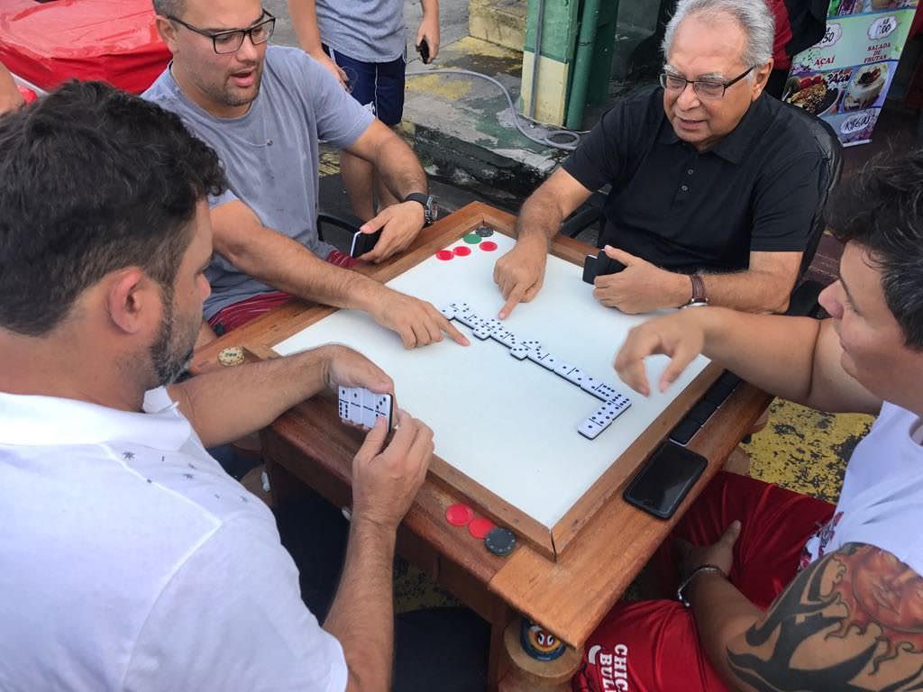 Confiante na vitória, Amazonino deixa campanha para jogar dominó