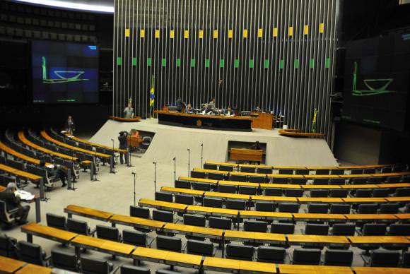Parecer sobre denúncia contra Temer será lido hoje no plenário da Câmara