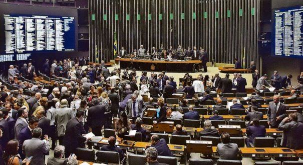 Deputados reiniciam hoje votação de mudanças no sistema político-eleitoral