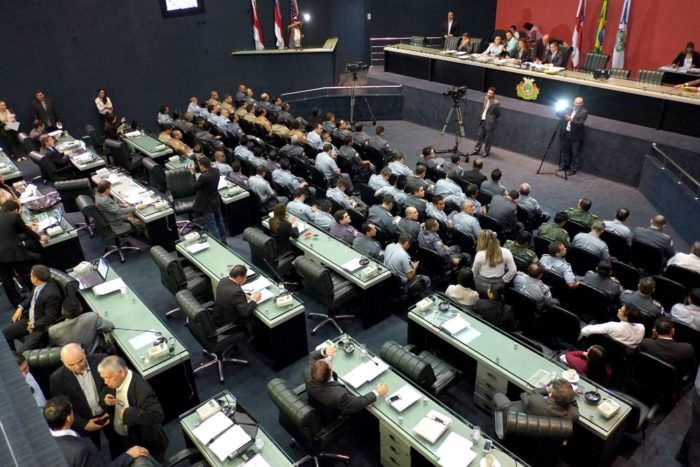 Assembleia gasta mais de R$ 500 mil por dia  com deputados