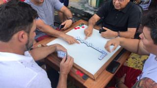 Confiante na vitória, Amazonino deixa campanha para jogar dominó