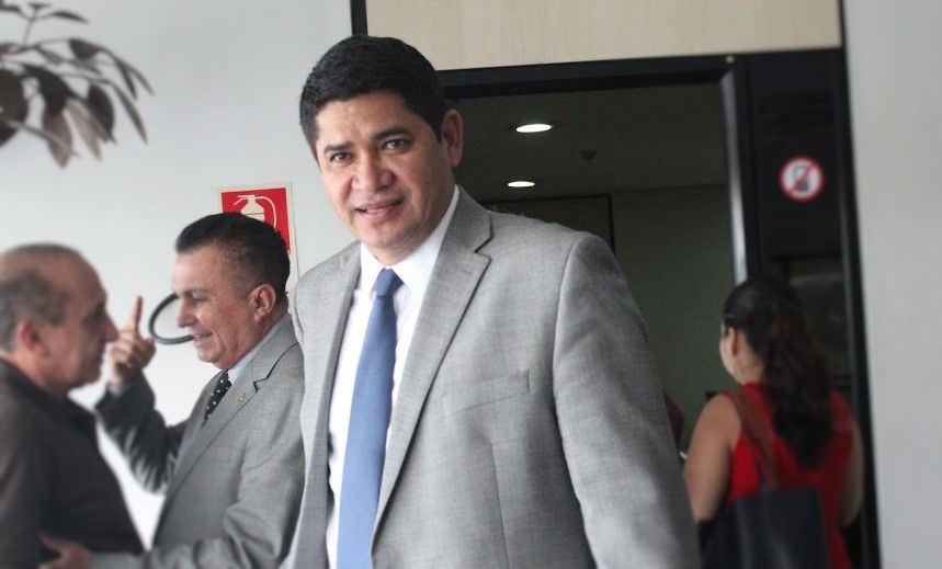 Prefeito de Parintins faz campanha no horário de expediente