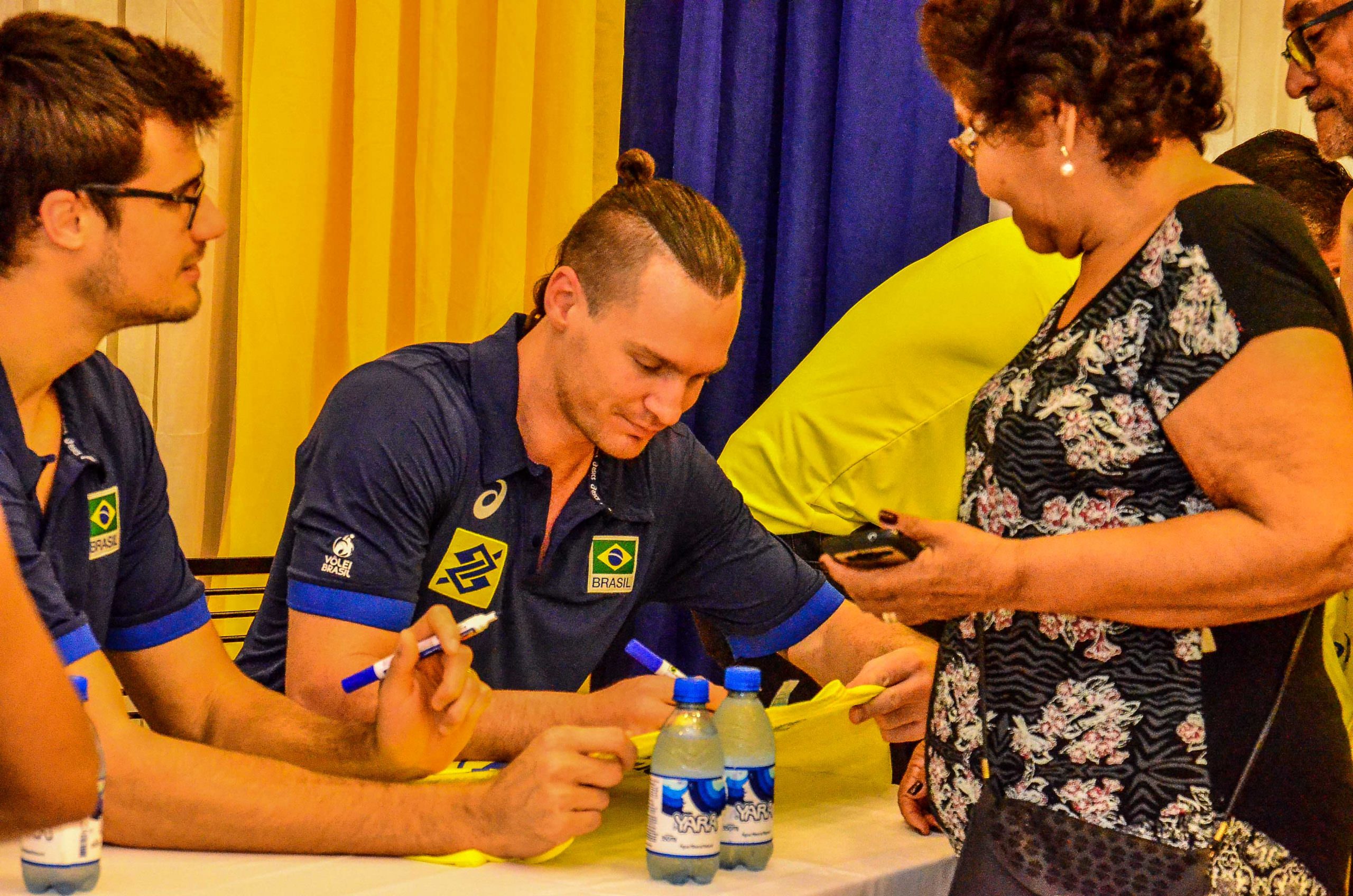 Seleção Brasileira de Vôlei reúne fãs e é aclamada em sessão de autógrafos em Manaus