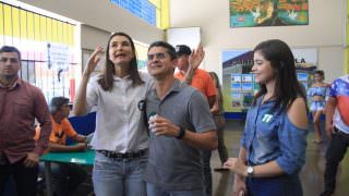 Rebeca Garcia vota acompanhada  do governador David Almeida