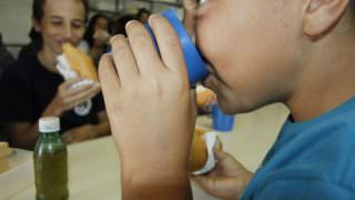 CCJ da Câmara aprova projeto que proíbe venda de refrigerantes em escolas