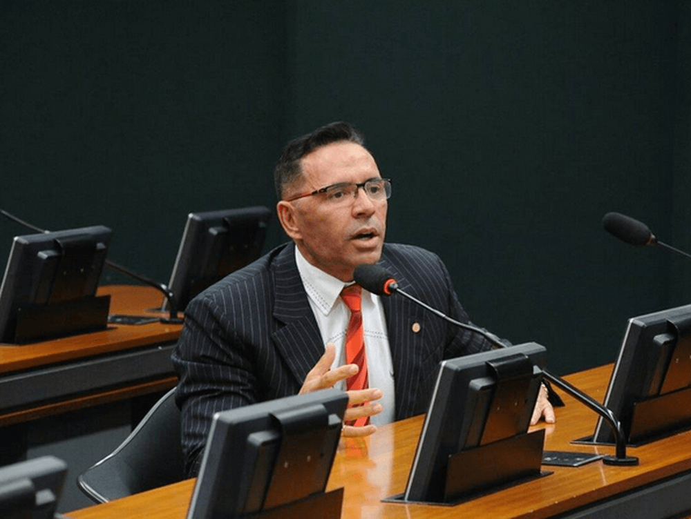 Família de Sabino diz que deputado se recupera bem de cirurgia