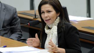Conceição Sampaio recebe homenagem da OAB-AM