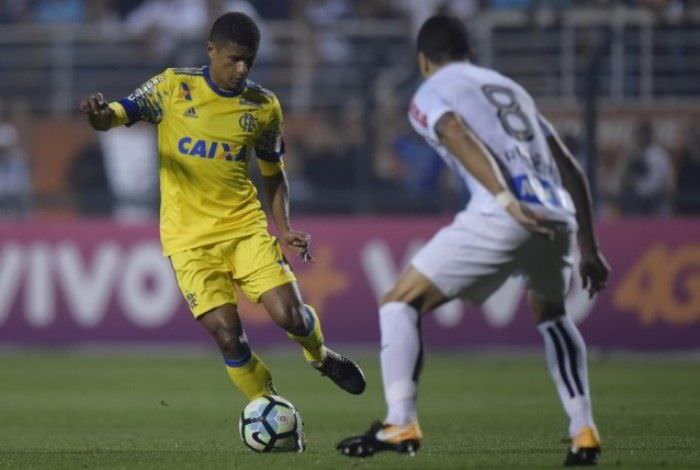 Flamengo sofre 'apagão' e leva virada do Santos no Pacaembu