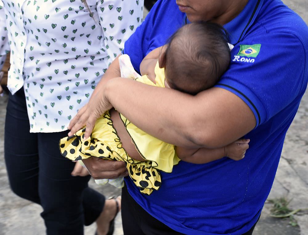 Bebê trocado pela mãe por bebida é colocada para adoção