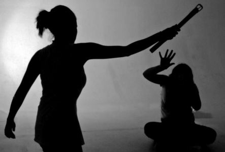 Mulher condenada por agredir esposa do amante é presa em Manaus