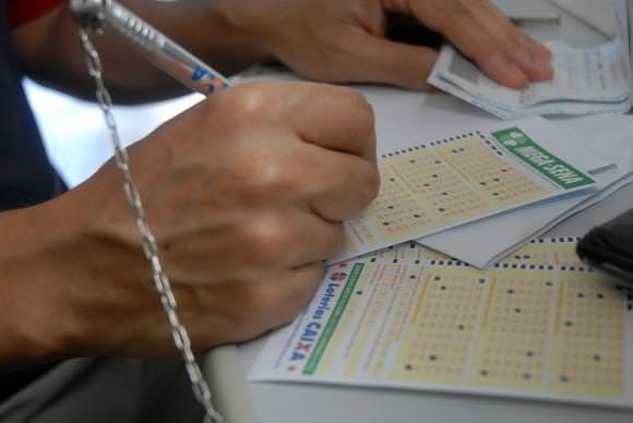 Apostadores de Curitiba e Rio faturam prêmio da Mega-Sena