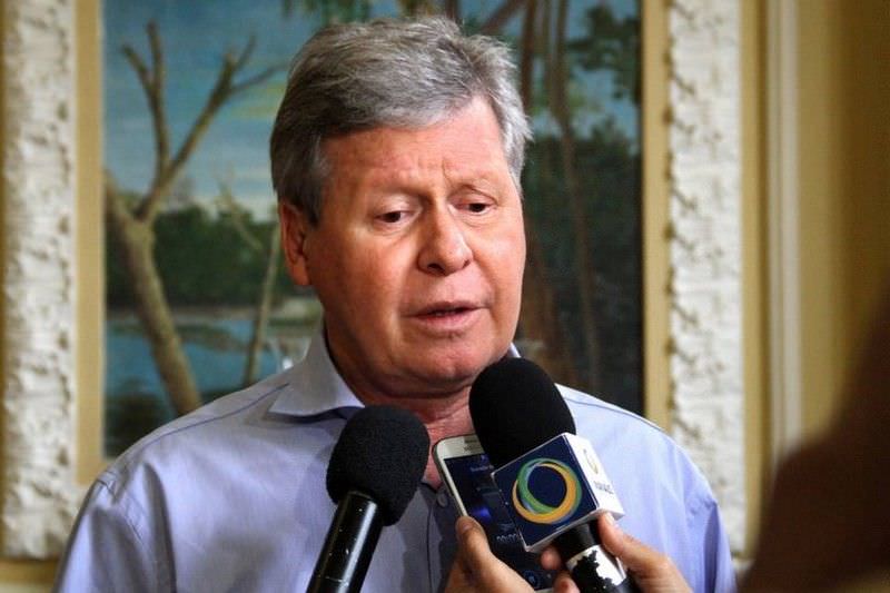 Arthur diz que pagar abono a professor é 'forma atrasada de tratar questão salarial'