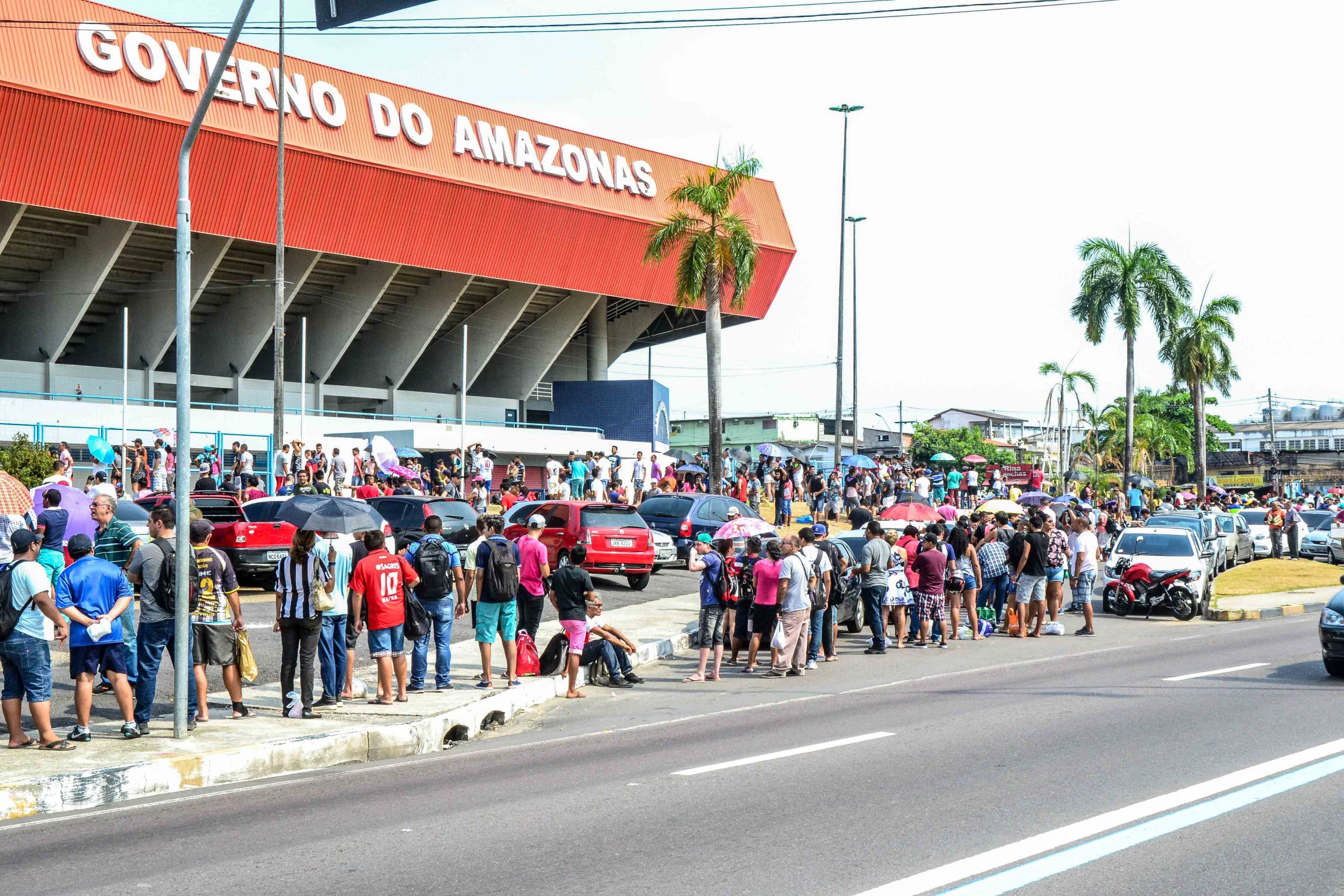 População declara amor à Seleção Brasileira e buscam ingressos para treino deste sábado