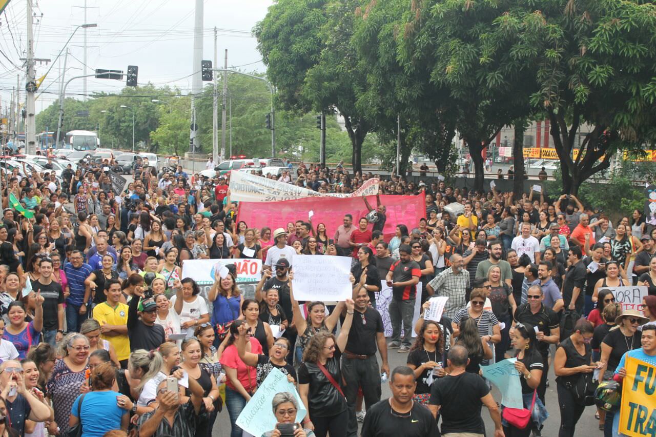 Debaixo de chuva, 3 mil professores protestam pelo pagamento do Fundeb