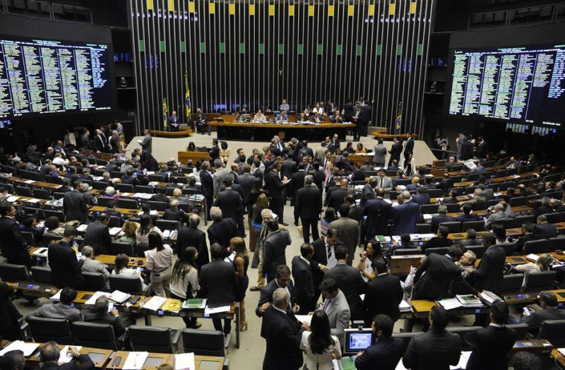 Câmara concluirá reforma política e discutirá denúncia contra Temer esta semana