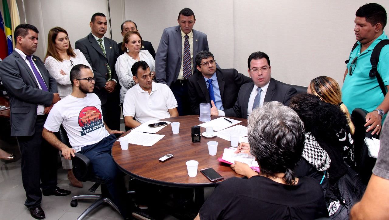Câmara promete mediar reunião entre professores manifestantes e prefeito