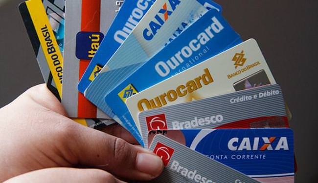Juros médio do rotativo do cartão de crédito sobe a 299,8% ao ano