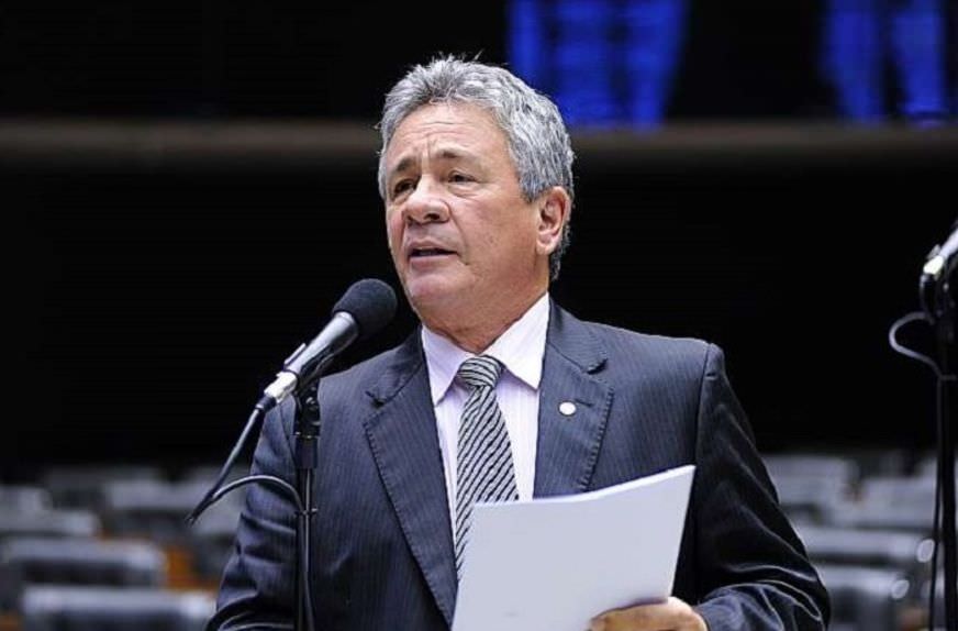 Após prometer deixar a política, Carlos Souza retorna à Câmara