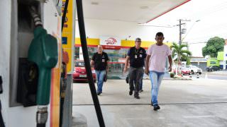 Procon-AM e Sefaz-AM fazem blitz em postos de combustíveis de Manaus