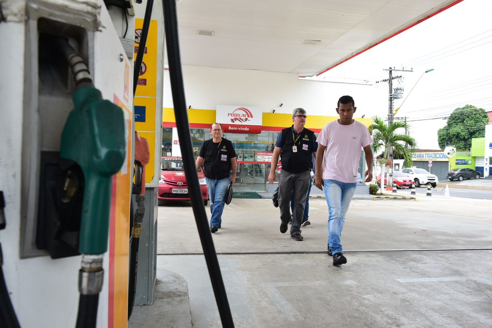 Procon-AM e Sefaz-AM fazem blitz em postos de combustíveis de Manaus