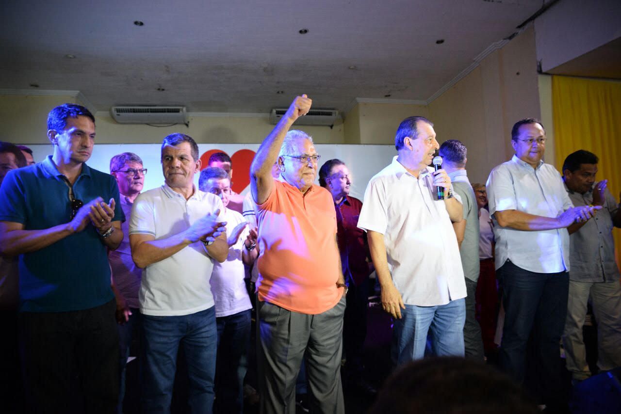 Omar Aziz promove feijoada para Amazonino Mendes e mantém proximidade