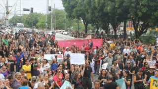 Debaixo de chuva, 3 mil professores protestam pelo pagamento do Fundeb
