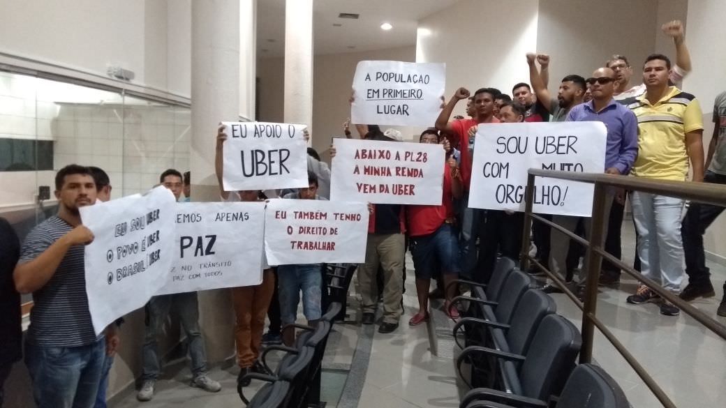 Motoristas do Uber protestam contra projeto que regulamenta o serviço
