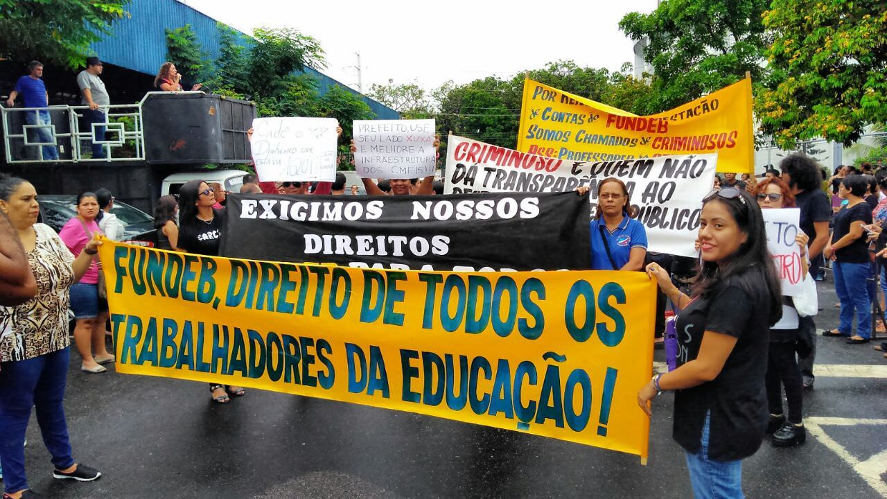 Professores protestam em frente à Câmara e pedem CPI do Fundeb