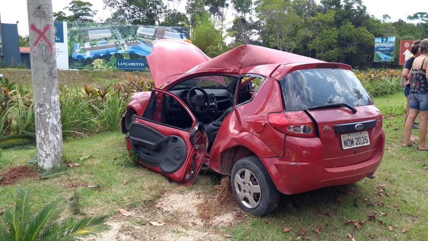 Motorista desvia de buraco e sofre grave acidente no Tarumã