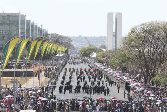 Desfile de 7 de Setembro atrai 20 mil pessoas à Esplanada dos Ministérios