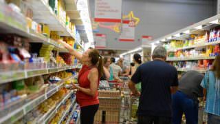 Intenção de consumo das famílias recua 0,7% de agosto para setembro, diz CNC