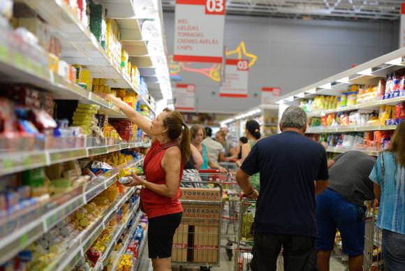 Intenção de consumo das famílias recua 0,7% de agosto para setembro, diz CNC